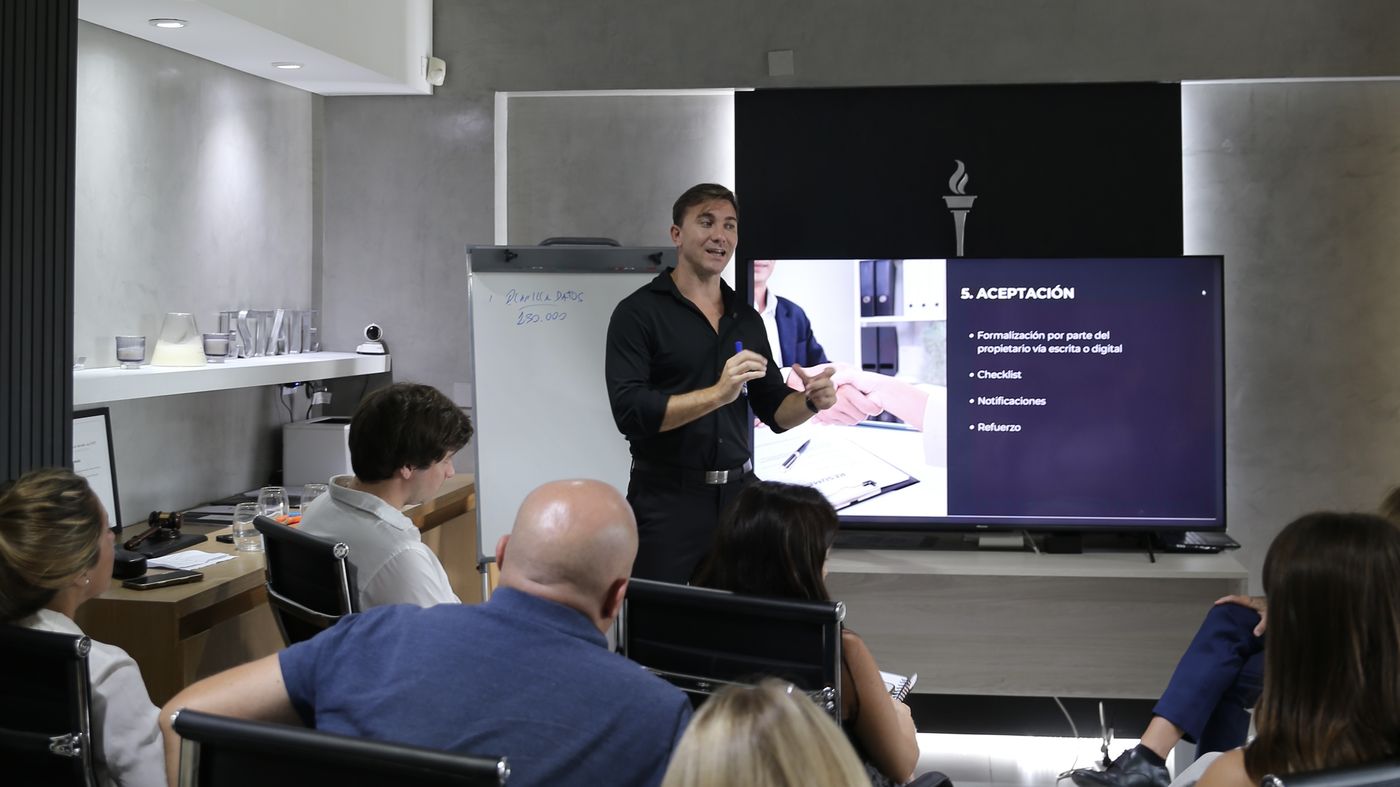 Adriano Fariña dando una capacitación de Academia LUX en la oficina